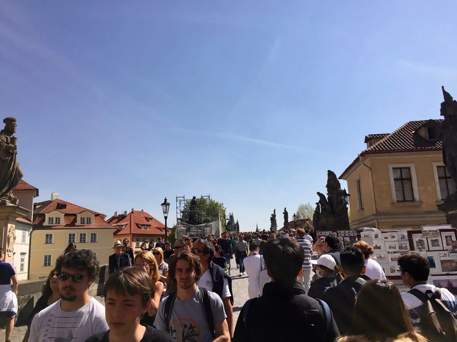 Kaum noch Karlsbrücke zu sehen vor lauter Touristen - Foto: Friederike Aschhoff