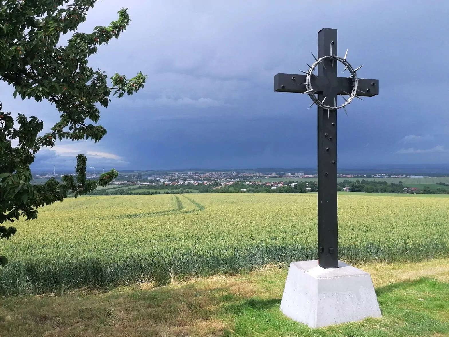 Das Mahnmal in der Gestalt des zerschossenen Kreuzes gestaltete Künstler Jiři Jurda jun. - Foto: KDV