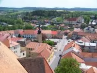 Auf dem Palacký-Platz in Datschitz findet das Schnitzersymposium statt - Foto: cs:ŠJů (https://commons.wikimedia.org/wiki/File:Dačice,_Palackého_náměstí_z_věže.jpg), „Dačice, Palackého náměstí z věže“, https://creativecommons.org/licenses/by-sa/3.0/legalcode