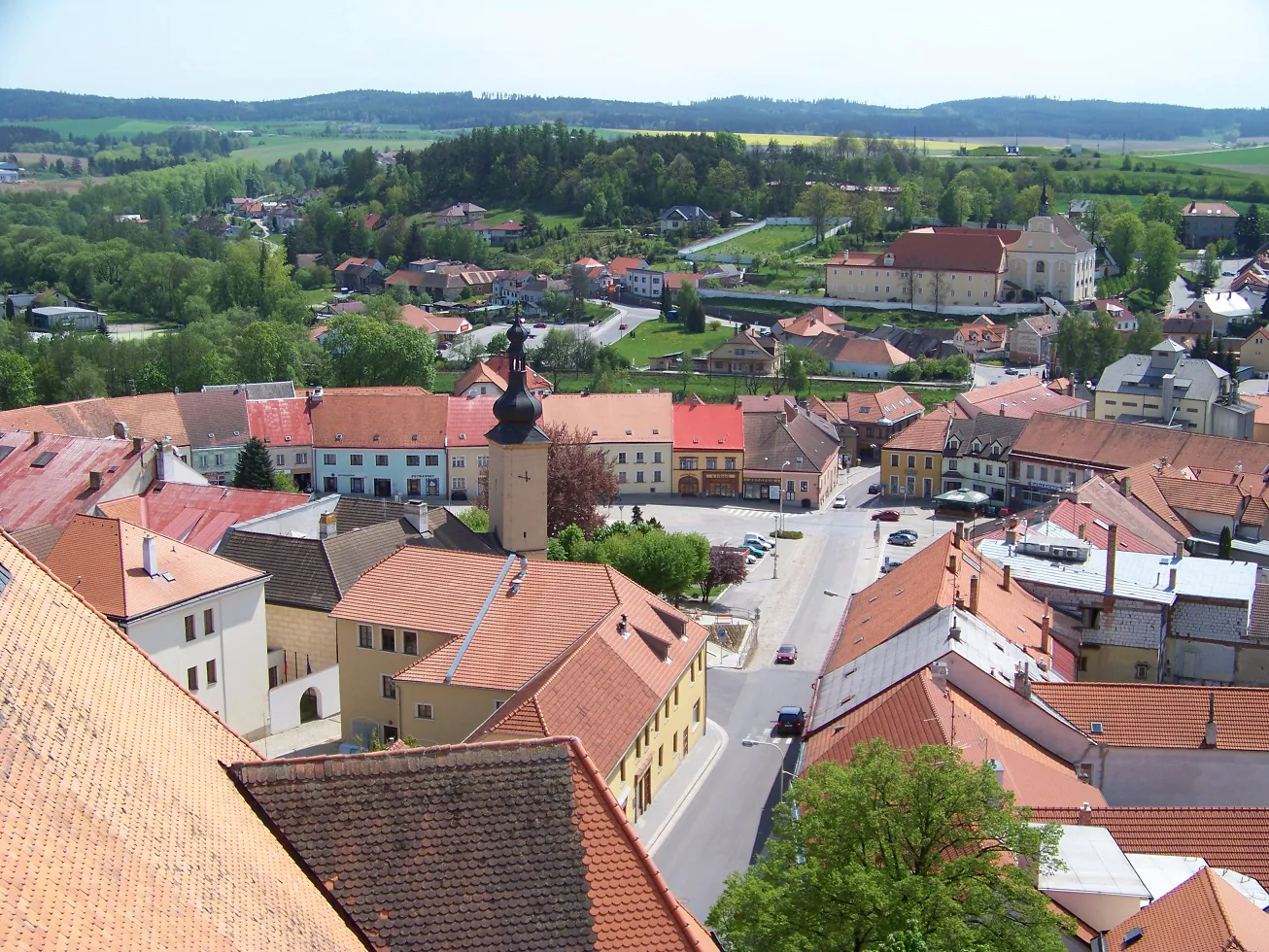 Auf dem Palacký-Platz in Datschitz findet das Schnitzersymposium statt - Foto: cs:ŠJů (https://commons.wikimedia.org/wiki/File:Dačice,_Palackého_náměstí_z_věže.jpg), „Dačice, Palackého náměstí z věže“, https://creativecommons.org/licenses/by-sa/3.0/legalcode