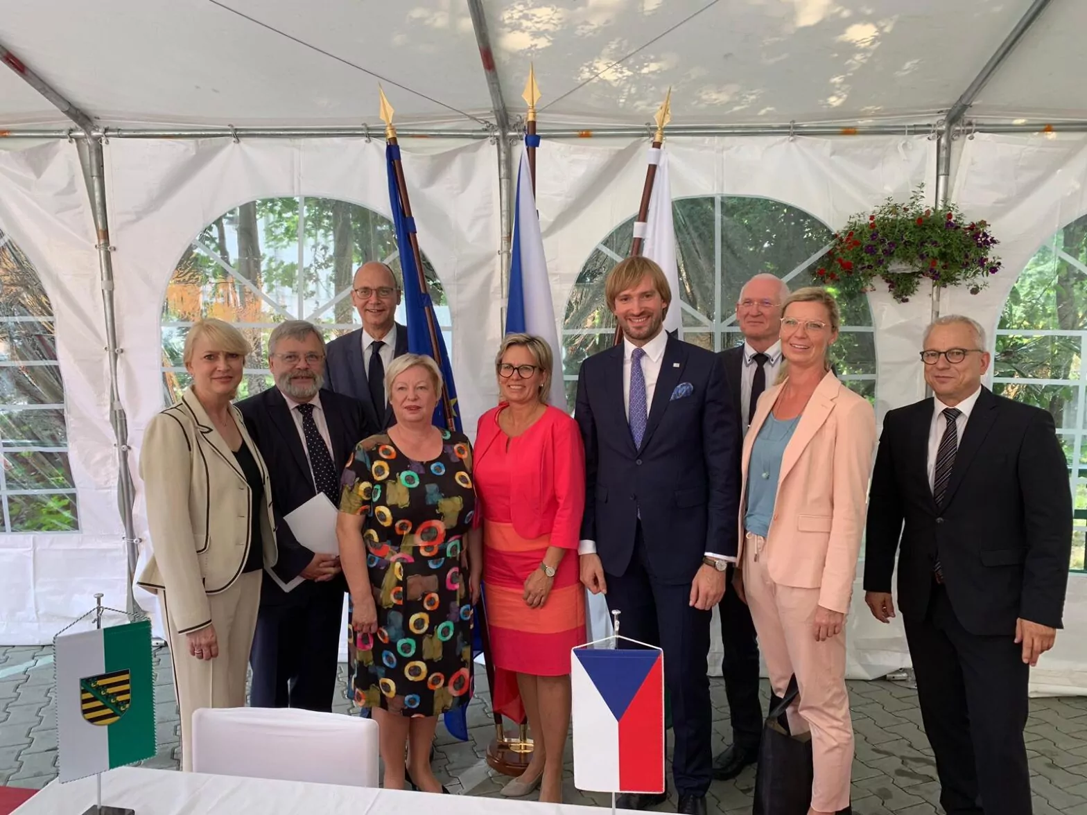 Die sächsische Gesundheitsministerin Barbara Klepsch (5. v.l.) und ihr tschechischer Amtskollege Adam Vojtěch (6.v.l.) nach der Unterzeichnung der Absichtserklärung in Dolní Poustevna, Foto: Gesundheitsministerium der Tschechischen Republik