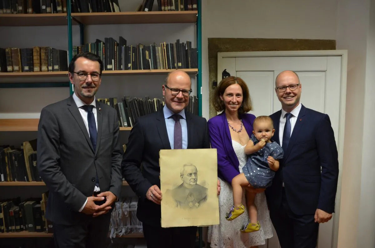 von links: David Michel, Leiter des Sächsischen Verbindungsbüros in Prag, Oliver Schenk, Chef der sächsischen Staatskanzlei, Eliška Oberhelová (mit Tochter), Vizevorsitzende der „Společnost přátel Lužice“, Dawid Statnik, Vorsitzender der Domowina, mit Porträt von Michał Hórnik - Foto: Tomáš Randýsek