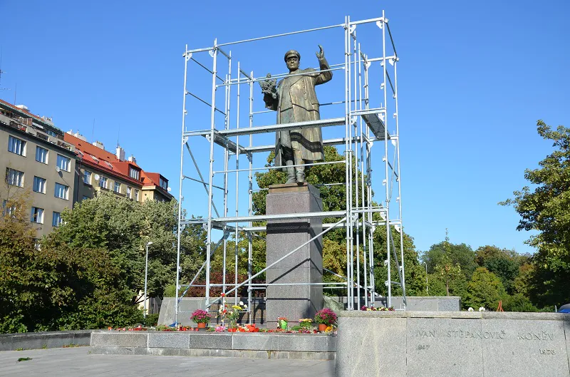 Die Plane ist schon wieder ab. Das weitere Schicksal des Denkmals entscheidet sich Mitte September, Foto: Isabelle Wolf
