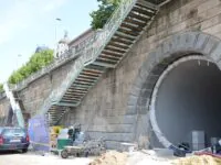 Am Prager Rašín-Ufer werden gerade die Bögen in der Ufermauer saniert. Hier sollen Cafés und Läden einziehen, Foto: Isabelle Wolf