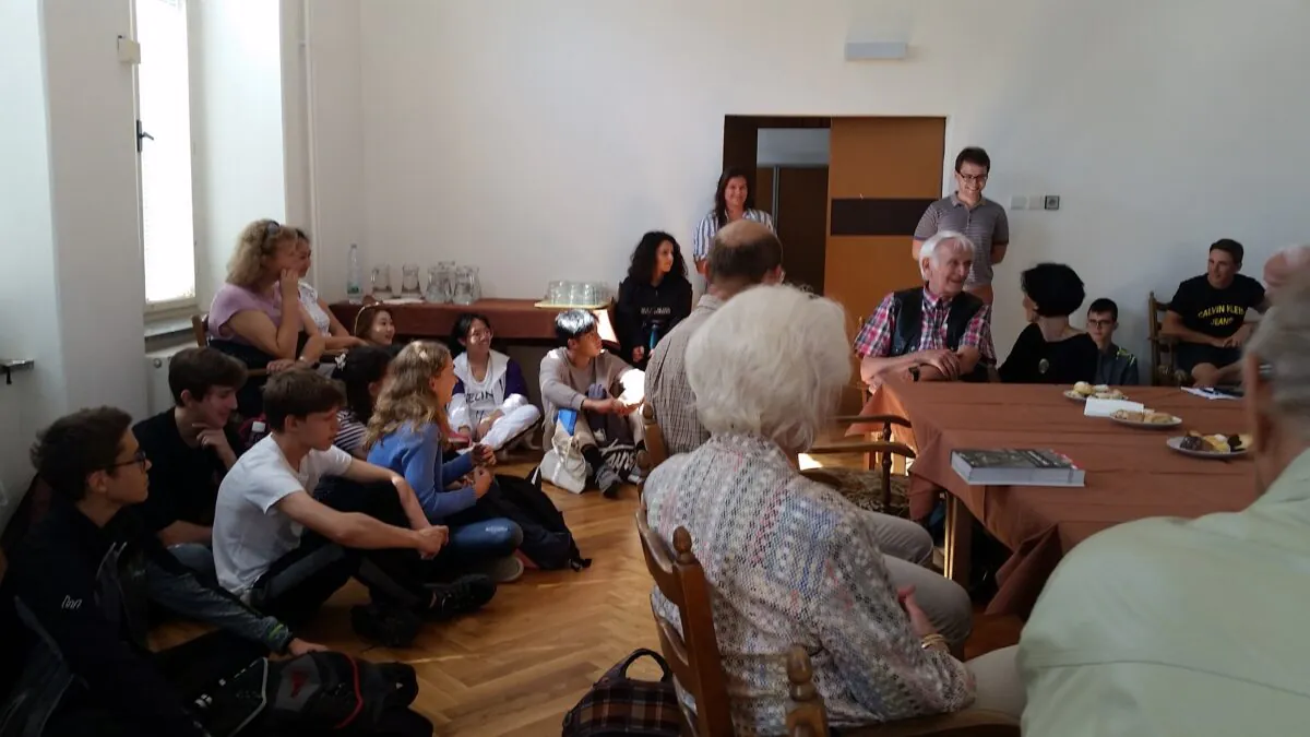 Zeitzeugen und Schüler des English College Prague führen eine lebhafte Diskussion - Foto: Helmut Schmidt