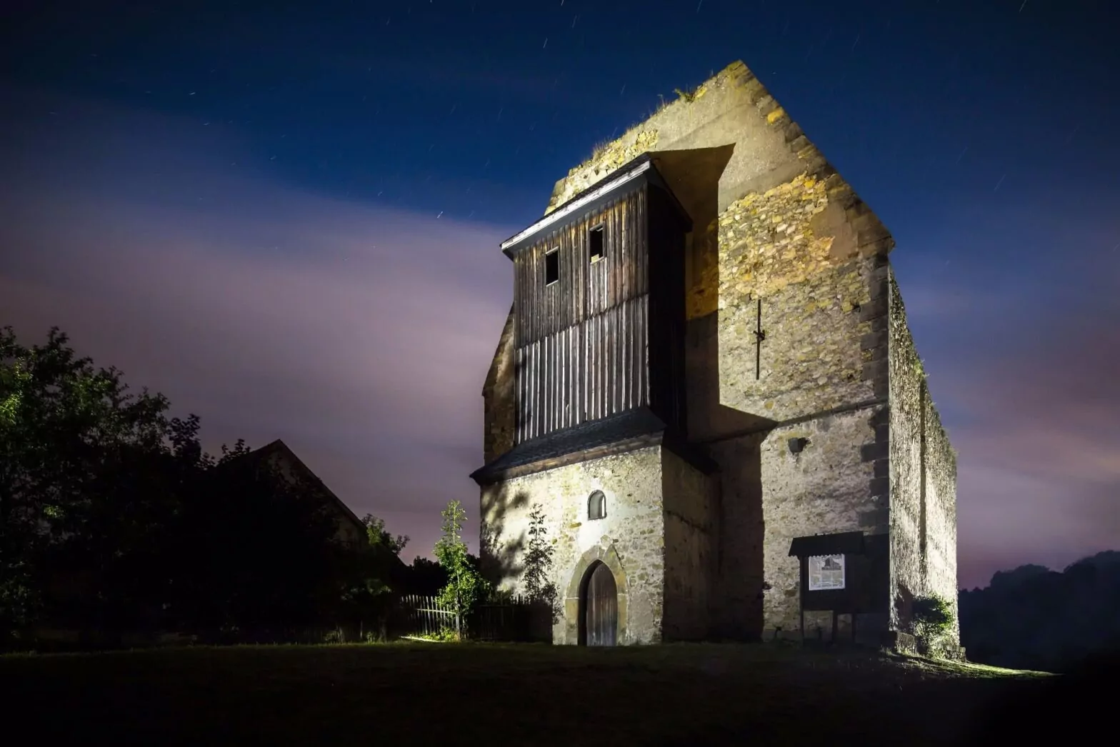 Die Ruine der Klosterkirche Mariakron bei Nacht - Foto: carokraj.cz