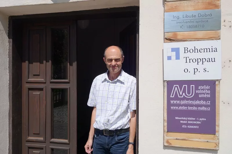 Richard Neugebauer am Eingang zum Sitz der Bohemia Troppau, Foto: Steffen Neumann