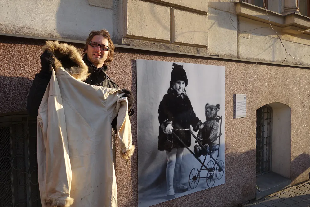 Der Historiker Martin Krsek vom Stadtmuseum Aussig mit dem Parka, den Lilli Hornig in der Atacama-Wüste trug. Dahinter ihr Porträt aus Kindertagen. Foto: Steffen Neumann