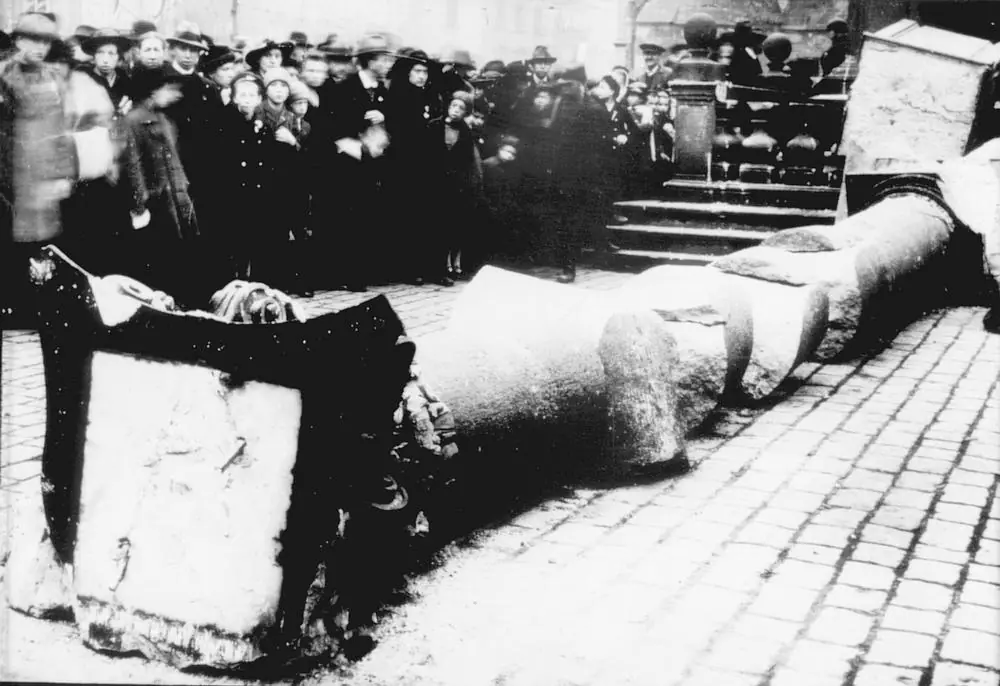 Die zerstörte Mariensäule auf dem Altstädter Ring in Prag im November 1918 - Foto: Wikimedia Commons