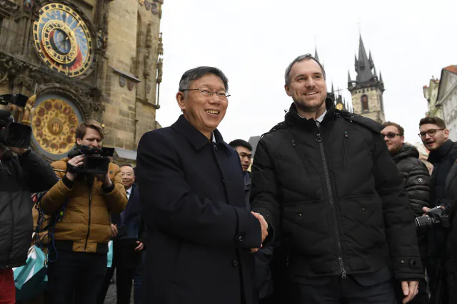 Ko Wen-je und Zdeněk Hřib vor dem Glockenspiel des Prager Rathauses - Foto: ČTK