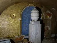 Das Goldmosaik in der Krypta mit der noch erhaltenen Urne von Carl Dittrich, Foto: Steffen Neumann
