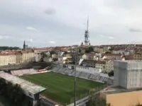 Stadion im Häusermeer. Im Hintergrund der Fernsehturm von Žižkov Foto: Wikimedia Commons/Martin2035/CCBY
