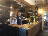 Iveta Čajková und Zdeněk Charamsa haben das Gasthaus „Maxmillian“ in Dolní Světlá übernommen, saniert und wiedereröffnet. Foto: Petra Laurin
