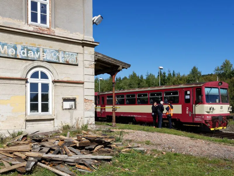 Die ursprüngliche Pracht des Bahnhofsgebäudes von Moldau lässt sich noch erahnen. Foto: Jürgen Barteld