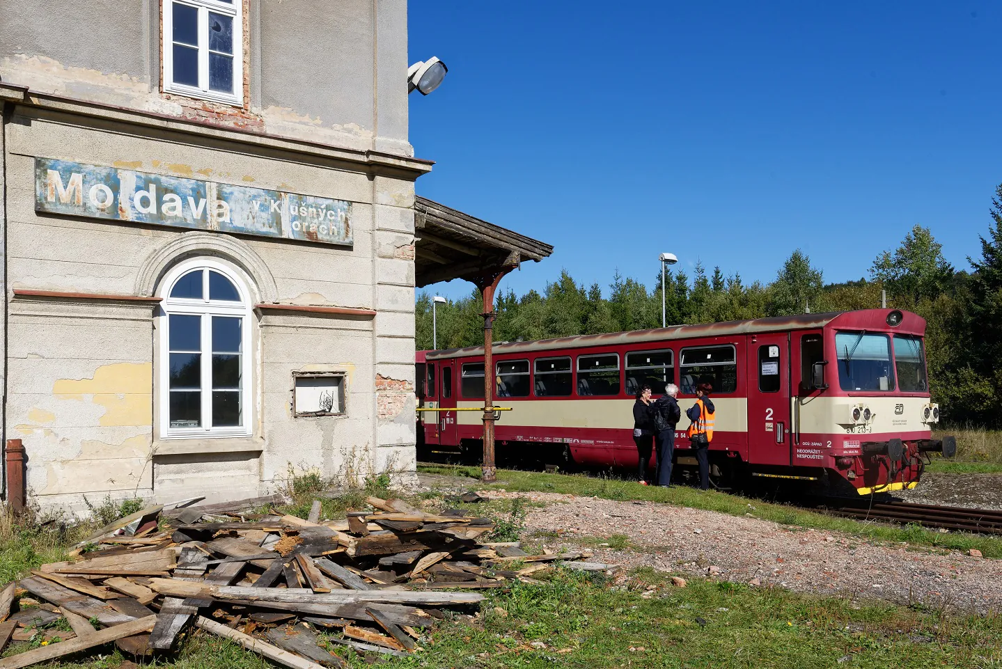 Die ursprüngliche Pracht des Bahnhofsgebäudes von Moldau lässt sich noch erahnen. Foto: Jürgen Barteld