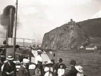 Als Ústí noch Aussig war: Ein Elbedampfer schipperte 1910 vor Burg Schreckenstein vorbei. Im Museum der Deutschen sollen künftig auch Aufnahmen wie diese vom Leben der Sudetendeutschen vor der Vertreibung erinnern. Foto: Stadtmuseum Aussig (Ústí nad Labem)