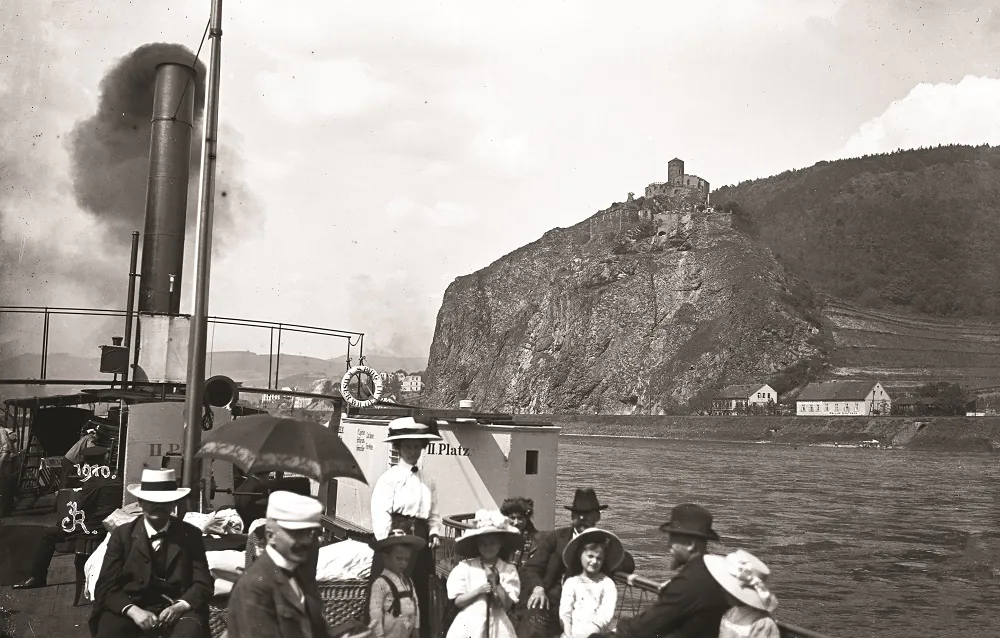 Als Ústí noch Aussig war: Ein Elbedampfer schipperte 1910 vor Burg Schreckenstein vorbei. Im Museum der Deutschen sollen künftig auch Aufnahmen wie diese vom Leben der Sudetendeutschen vor der Vertreibung erinnern. Foto: Stadtmuseum Aussig (Ústí nad Labem)