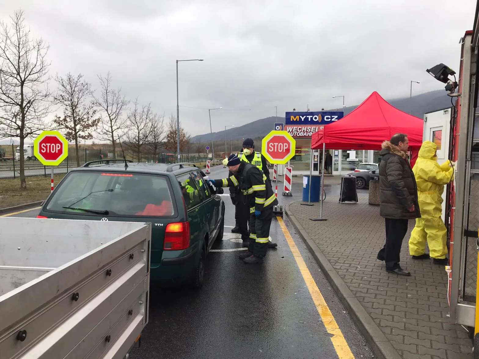 Seit Montag führen die tschechische Polizei und Feuerwehr an den Grenzen zu den Nachbarländern Kontrollen durch und messen Fieber - Foto: Steffen Neumann