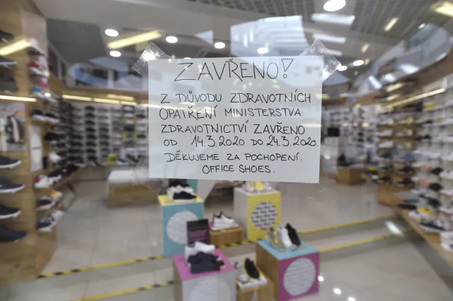 Schuhgeschäft in einem Einkaufszentrum in Zlín. Die meisten Läden müssen in Tschechien seit heute bis 24.3.2020 geschlossen bleiben. Foto: ČTK/Glück Dalibor