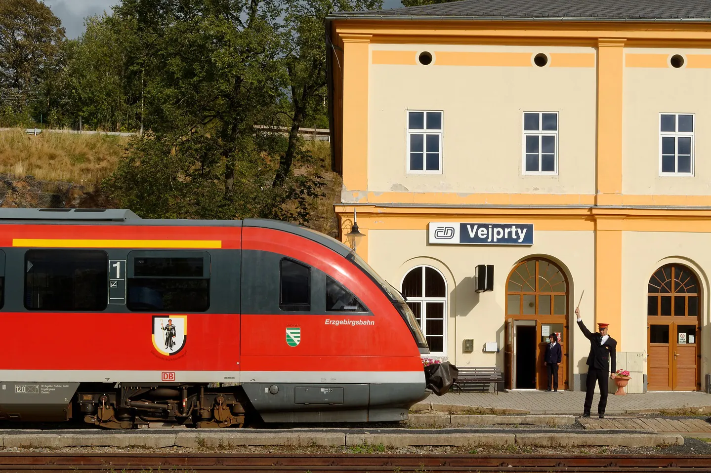 Abfahrt! – Der tschechische Fahrdienstleiter schickt den Zug der deutschen Erzgebirgsbahn pünktlich ab - Foto: Frank Barteld