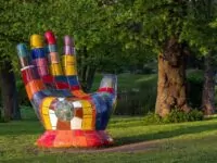 „Die dritte Hand“ von Alexandra Koláčková auf der Prager Kinderinsel. Foto: Sculpture line