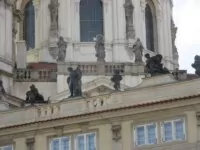 Die klassischen Statuen auf dem Dachsims des Grömling Palais am Prager Kleinseitner Ring korrespondieren optisch mit den Heiligenstatuen der St. Nikolauskirche direkt dahinter - Foto: Detmar Doering