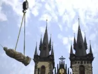 Ein Kran hievte die 22 Tonnen schwere Säule und anschließend die Marienfigur auf den Sockel - Foto: ČTK/ Kamaryt Michal