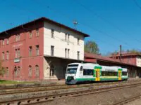 Der heutige Zustand: Ein kleiner Personenzug vor dem großem Empfangsgebäude des einstigen Grenzbahnhofes Voitersreuth (Vojtanov). Foto: Jürgen Barteld
