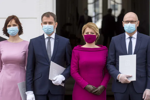 Die slowakische Präsidentin Zuzana Čaputová (2.v.r.) nach Ernennung der neuen slowakischen Regierung und des neuen Premierministers Igor Matovič (2.v.l.) Ende März 2020. Foto: ČTK/Mikula Martin