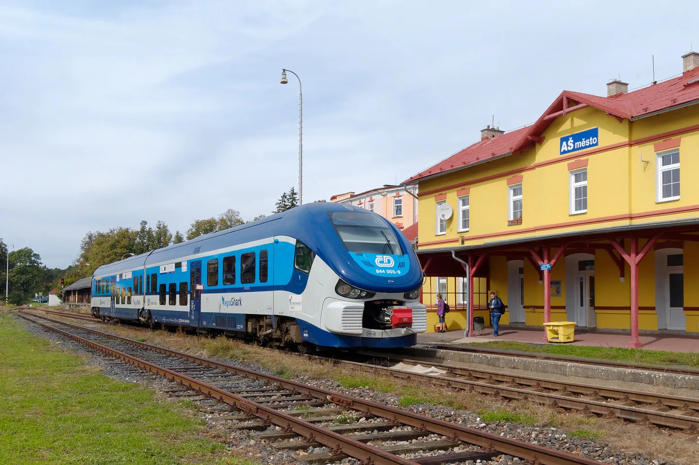 Von und zum Ascher Stadtbahnhof pendeln in der Regel kleine Triebwagen. Einmal am Tag, spätnachmittags, fährt ein Zug gar bis nach Roßbach (Hranice u Aše) am äußersten Zipfel der Republik. Foto: Jürgen Barteld