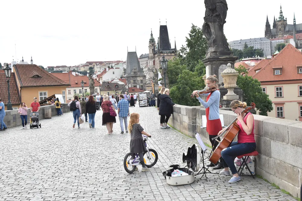 Die Musiker und Stände sind wieder da und trotzdem ist noch genug Platz auf der Karlsbrücke. Foto: Egbert Kamprath