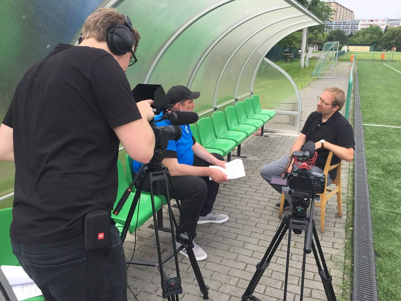 Für den Dokumentarfilm "Eine Reise gegen das Vergessen" sprachen Christoph David Schumacher und Sebastian Rudolph in Prag u.a. mit Thomas Oellermann vom Deutschen Fußballclub Prag. Foto: Tüpfelhausen - das Familenportal e.V.