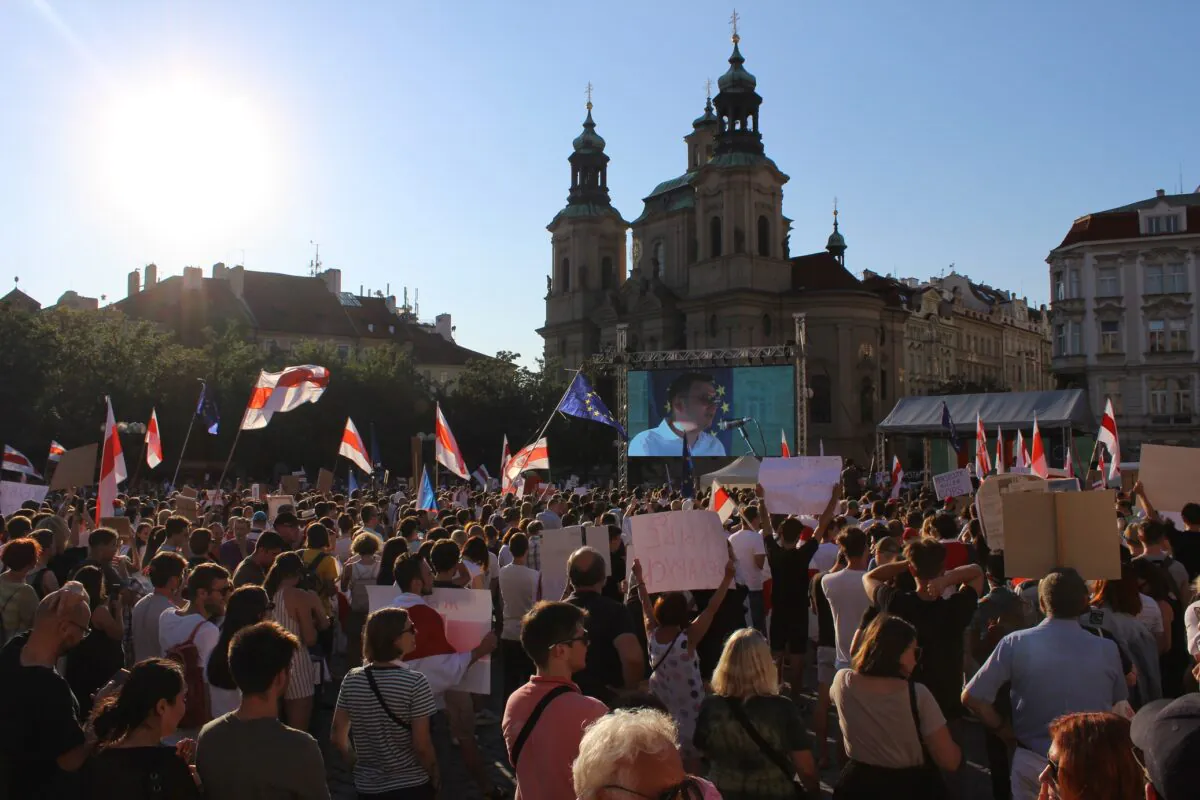 Etwa 1.000 Menschen versammelten sich am vergangenen Sonntag auf dem Prager Altstädter Ring unter dem Motto "Freies Belarus 2020", um Solidarität mit den Protestierenden in Belarus auszudrücken. Foto: Manuel Rommel