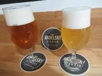 Rechts das Pale-Ale und links Lavendel-Bier. Kingt gewöhnungsbedürftig, aber man sollte es unbedingt probieren. Foto: Detmar Doering