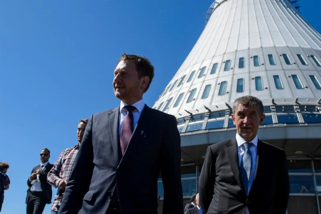 Der sächsische Ministerpräsident Michael Kretschmer und der tschechische Premierminister Andrej Babiš (v.l.) am vergangenen Freitag auf dem Jeschken. Foto: Sächsische Staatskanzlei/ Pawel Sosnowski