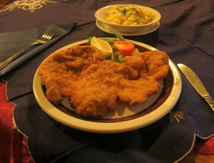 Schnitzel in einer Wiener Gaststätte im Schlingerhof, 21. Bezirk. Foto: Milan Faltus