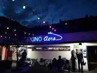 Das Kino Aero in Žižkov zieht nicht nur Filmliebhaber an. Foto: Lara Kauffmann