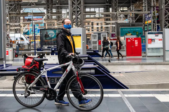 Maskenträger auf dem Bahnhof in Frankfurt. Foto: ČTK/Xinhua/Kevin Voigt
