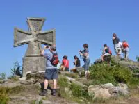 Fotomotiv und Streitobjekt. Ein Gedenkstein für gefallene Soldaten sorgt in Tschechien für Ärger. Foto: Milan Drahoňovský