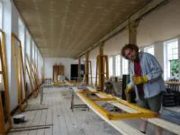 Der Künstler als Handwerker. In der alten Zwirnglanzfabrik von Khaa (Kyjov) verwirklicht Ivan Mečl seinen Traum von unabhängiger Kunst. Foto: Steffen Neumann