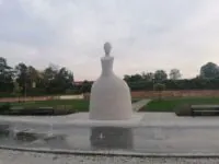 Die neue Statue Maria Theresias im sechsten Prager Stadtbezirk erinnert an eine Schachfigur. Foto: Lara Kauffmann