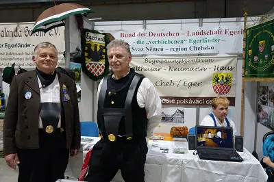 Das gab es dieses Jahr leider nicht: Ernst Franke (links) und Alois Rott am Stand des Bundes der Deutschen - Landschaft Egerland auf dem Sudetendeutschen Tag in Regensburg 2019. Foto: Steffen Neumann