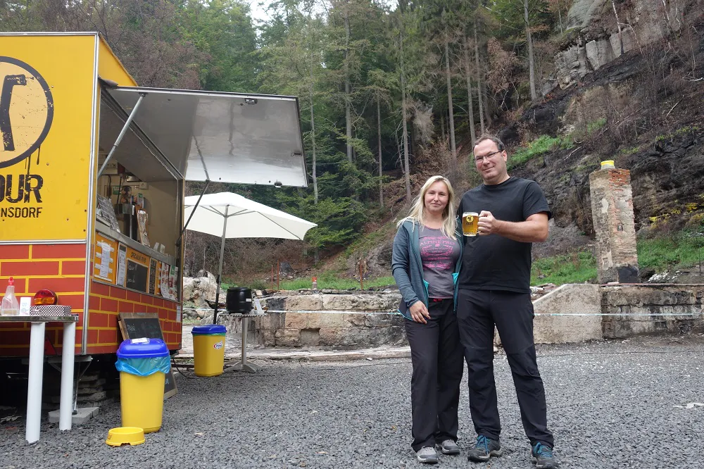 Der Eigentümer der Balzhütte Ivo Goedhart und seine Frau Barbora Laštůvková stehen vor einem Neuanfang. Wer bei ihnen ein Bier trinkt, ist schon eine große Hilfe. Foto: Steffen Neumann