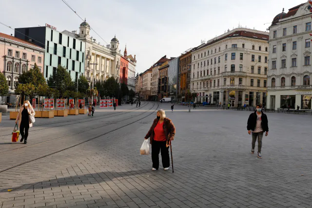 Auf dem Platz der Freiheit im Stadtzentrum von Brünn (Brno) bewegen sich nur wenig Menschen. Foto: ČTK/Weber Pavel