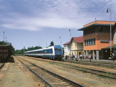 Taus (Domažlice) ist die tschechische Grenzstation mit Übergangsmöglichkeit auf die Nebenbahn Richtung Tachau – Plan bei Marienbad (Planá u Mariánských Lázní). Foto: Andreas Petrak