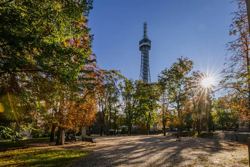 Der Laurenziberg (Petřín) mit dem markanten Aussichtsturm ist ein bei Pragern wie Touristen beliebtes Ausflugsziel. Foto: IPR Praha