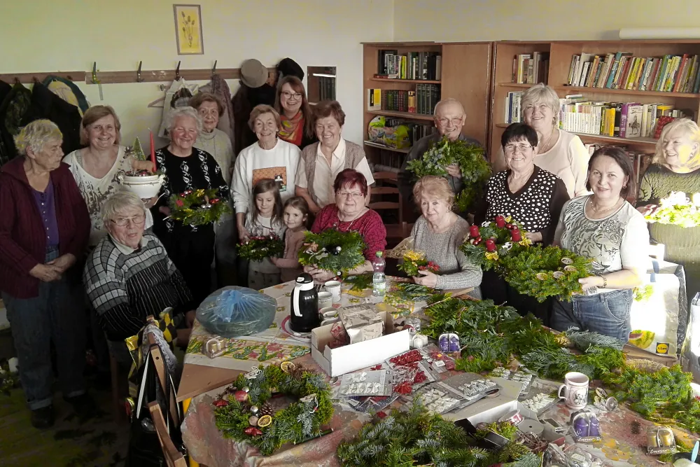 Traditionell werden im Begegnungszentrum Pilsen Adventskränze gebastelt. Hier ein Foto aus 2018. Foto: BGZ Pilsen/ Terezie Jindřichová
