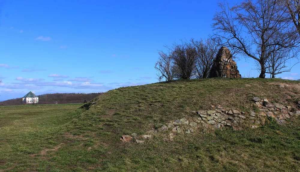 Der Gedenkstein am Weißen Berg bei Prag. Im Hintergrund das Lustschloss Stern (Hvězda). Foto: ČTK/Ruml Miloš
