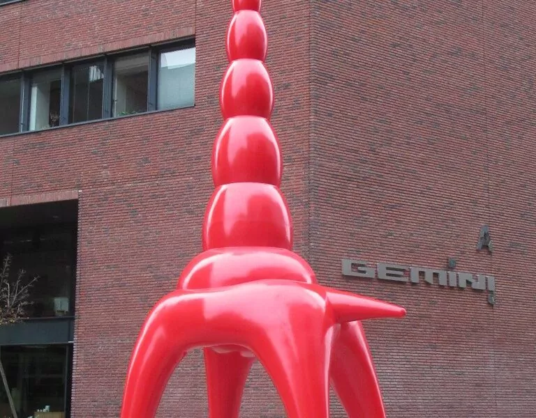 Seit November gibt es in Prag eine neue Statue von Jaroslav Róna: Eine rote Giraffe mit Duschkopf. Foto: Detmar Doering
