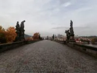 Eine fast leere Karlsbrücke. Ab 27. Dezember gilt in Tschechien wieder ein harter Lockdown. Foto: Lara Kauffmann